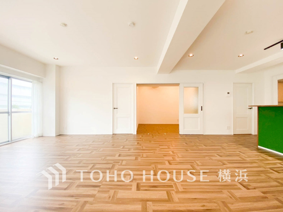 ここにはみんなが集い、食事と楽しい会話が始まる。話に夢中になりすぎて、ついつい時を忘れてしまう。そんな束の間の幸せを感じさせてくれる場所。