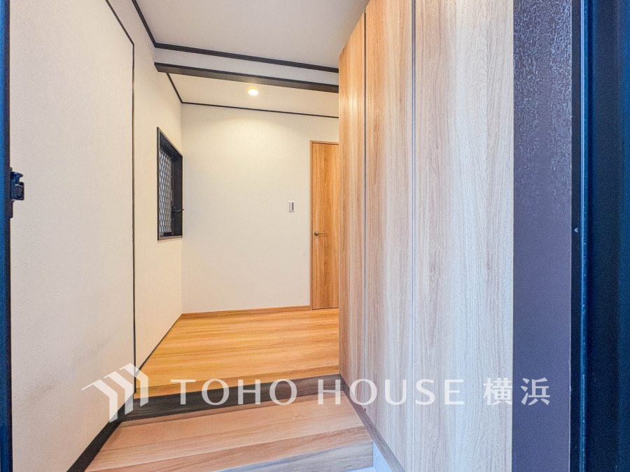 お客様をお迎えする玄関は落ち着いた雰囲気。帰り着くたびに洗練されたテイストの空間に迎えられ誇りと喜びを感じる玄関まわりです。 