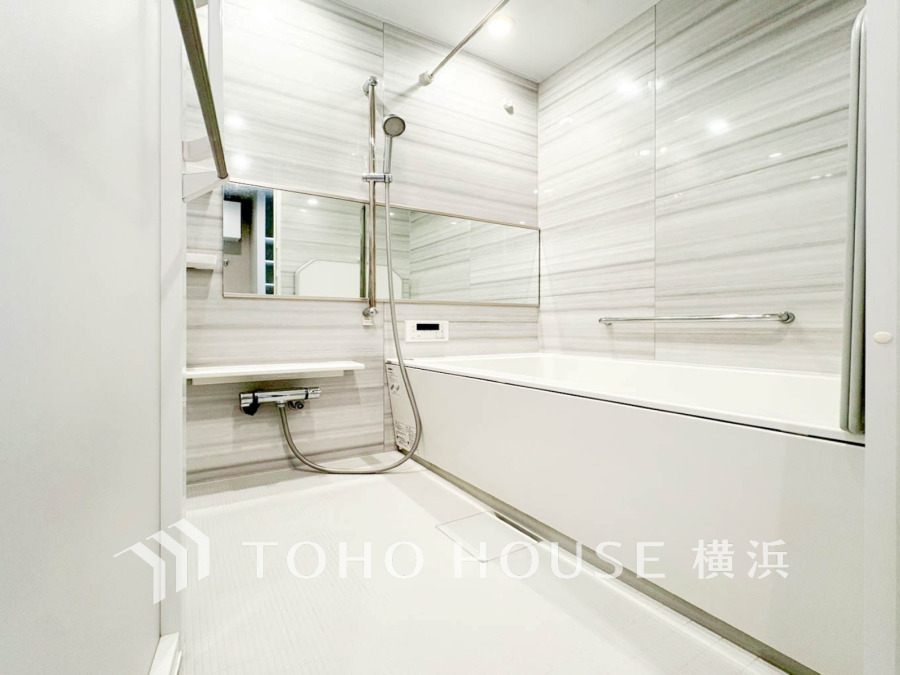 上質が感じられるカラーリングで、清潔な空間美を実現。一日の疲れが癒される優雅なバスタイムを堪能できるゆとりあるバスルームです。