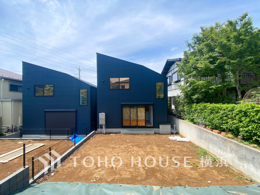 住む人を映し出す洗練された佇まいは、いつまでも輝き続けながらいつしか街の風景に溶け込んでいきます。
