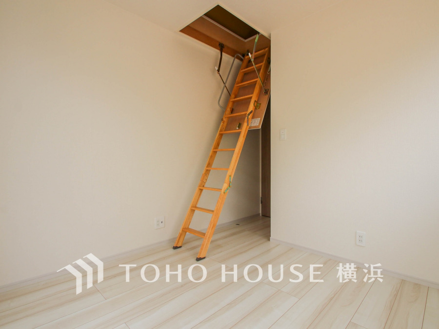 普段は収納できる可動はしごを上ると、屋根裏の有効スペースの開けた空間ができます。収納にするもよし、自分だけのプライベートスペースにするもよし。あると嬉しい大空間です。