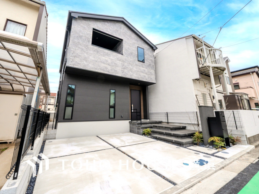 堂々たる趣ながら、主張し過ぎずどこか余裕を感じさせるシャープなフォルムで佇む邸宅は、晴天の空と照らし合わせる事で、本来あるべき完成形の姿を見せてくれます。 