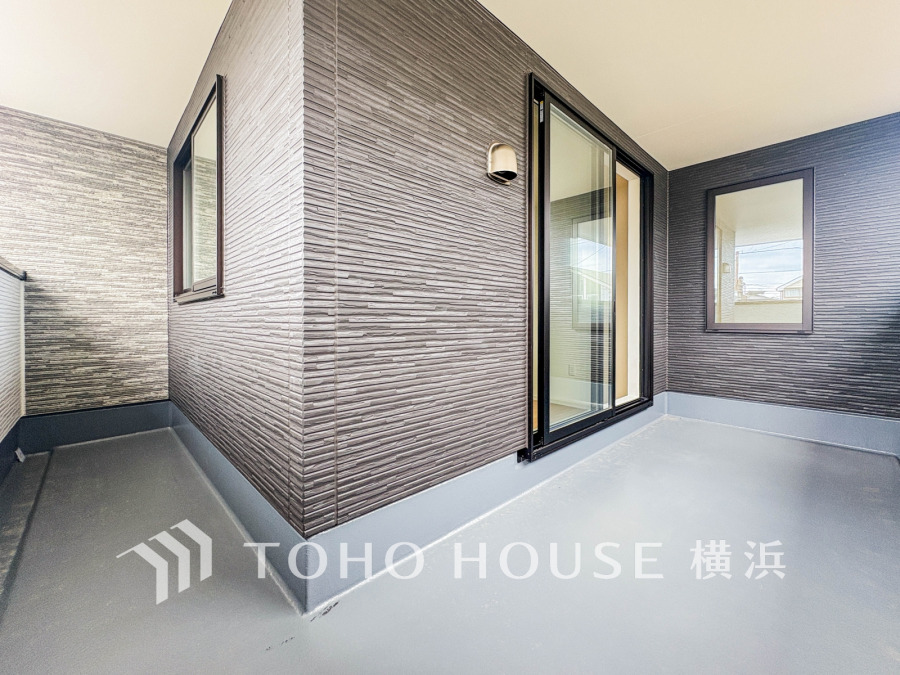 暮らしの中で光と風を演出してくれるバルコニー、見事なまでの開放的な空間を演出しながら、プライベート性も確保された空間は我が家の自慢。