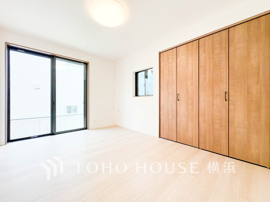 穏やかな風と陽光を導き、プライバシーに配慮された設計プランを採用し、居住性を一段と心地よいものにしています。明るく開放的な空間を演出しております。