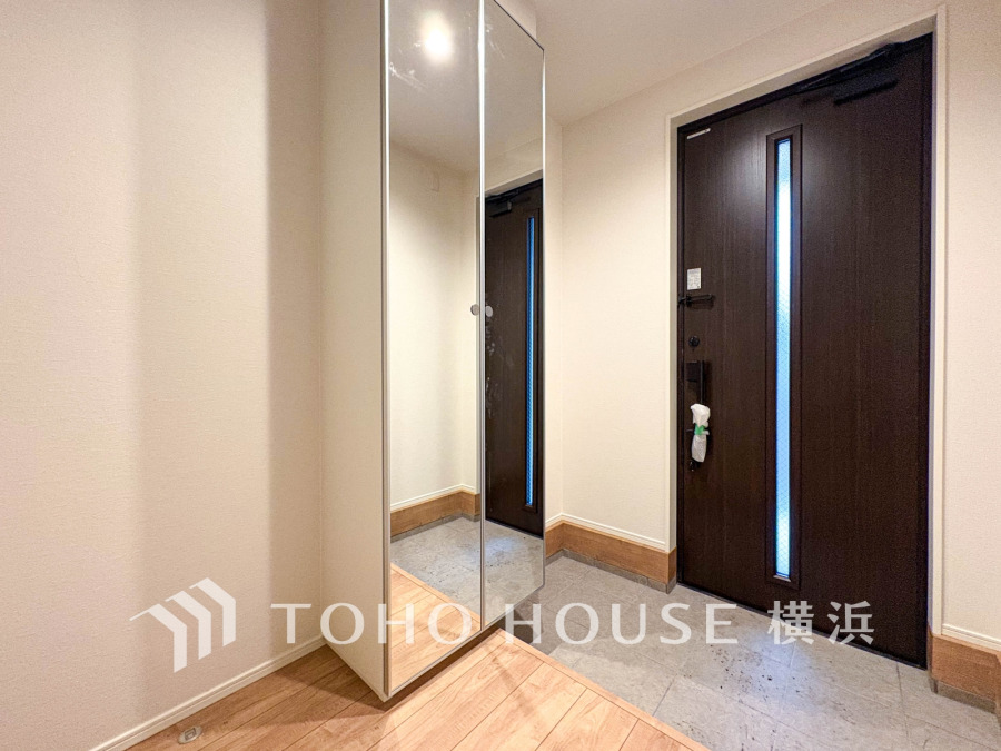 ご家族の帰り、訪れる方を優しく迎え、やすらぎに満ちた生活空間を予感させる。健やかな暮らしを楽しめそう。