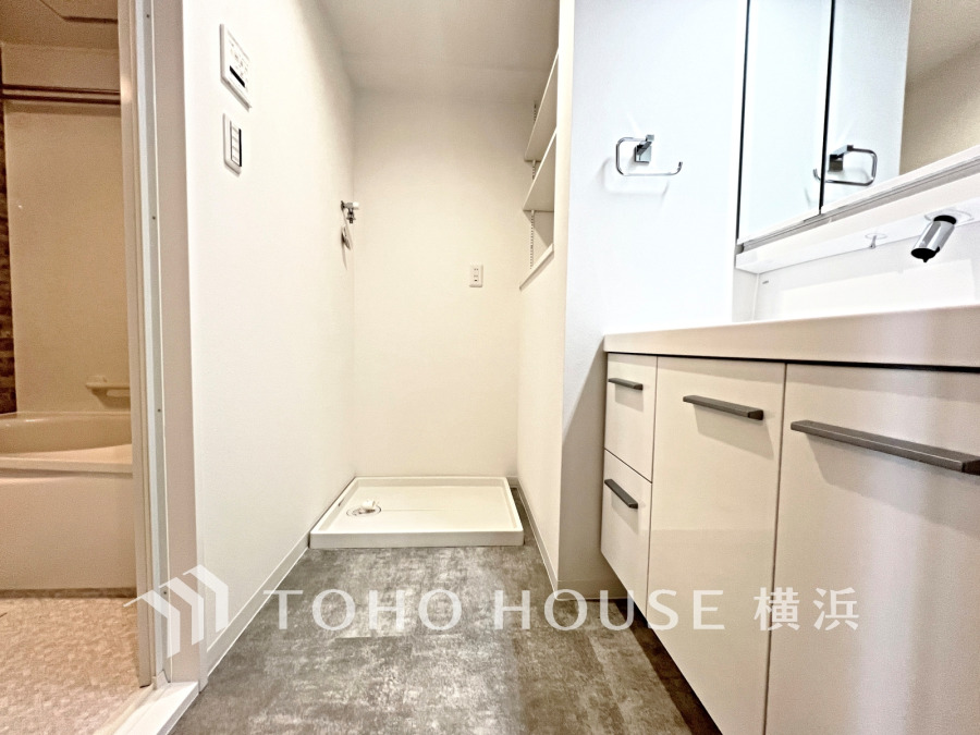 新規交換された洗面化粧台は美しく使いやすい機能が備えられています。