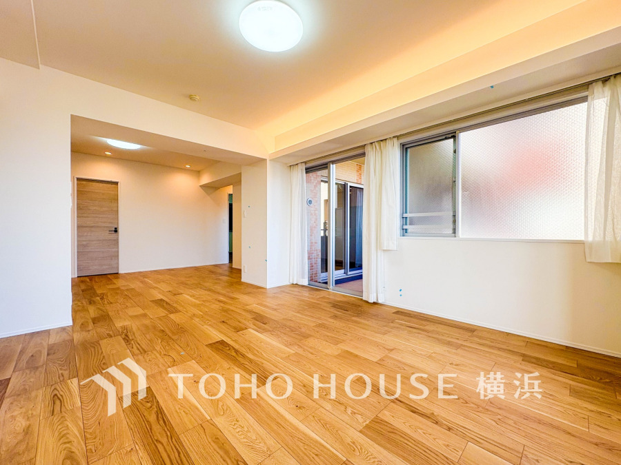 光と風が溢れる開放的なリビングダイニングには自然と家族みんなが集まってきます。明るく穏やかな空気の中で飲んだり、食べたり、笑ったり。