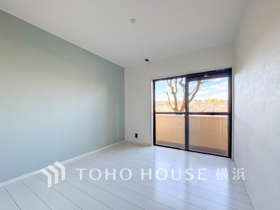 全洋室がバルコニーに面した明るい住空間。5帖以上のゆとりを確保してます。