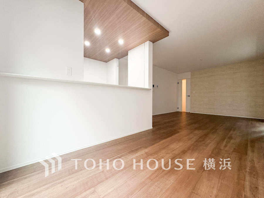 和やかで洗練された空間の演出。寛ぎとコミュニケーションを育む居心地のよい場所。やわらかな陽射しが降り注ぎ、室内に開放感と爽快感をもたらします。