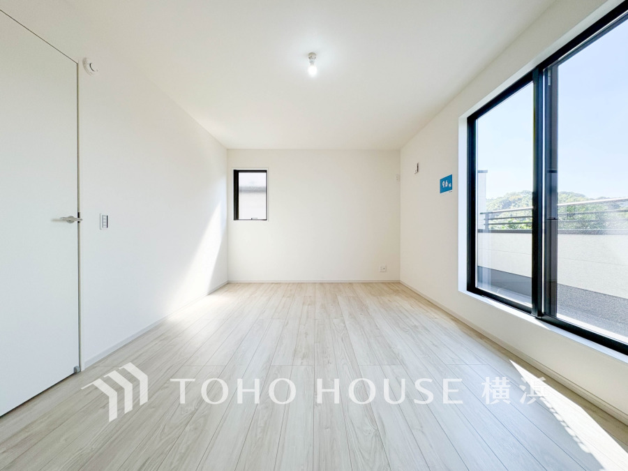 穏やかな風と陽光を導き、プライバシーに配慮された設計プランを採用し、居住性を一段と心地よいものにしています。明るく開放的な空間を演出しております。