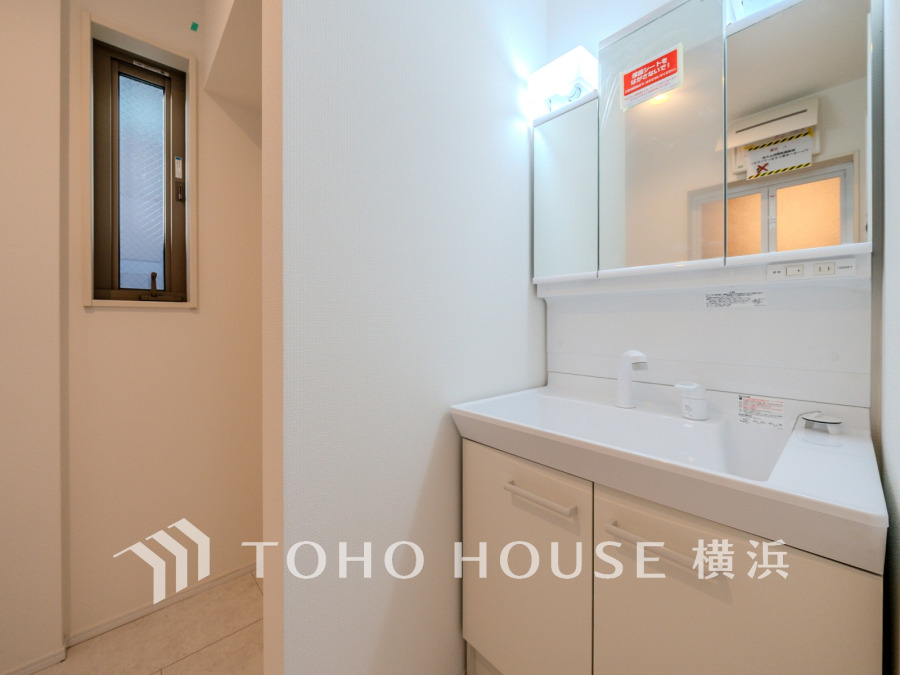 使いやすい機能が備えられた清潔感溢れる洗面空間。収納も充実しています。
