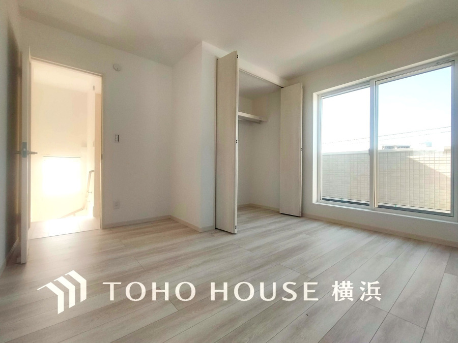 ひとりの時間をゆったり過ごしたり、静かな環境で趣味に打ち込んだり、自分時間を快適に過ごすプライベートルーム。大きな窓で彩られた空間は、心地よい風と伸びやかな眺めを愉しむ特等席に。