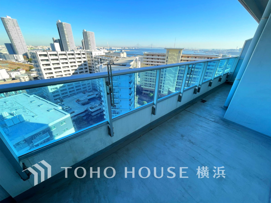 手を伸ばせば、ふれることが出来そうな環境が、そのままインテリアになったような印象です。その豊かな眺望にふさわしい空間には、通風・採光にも優れ、心地よい光と風があふれています。