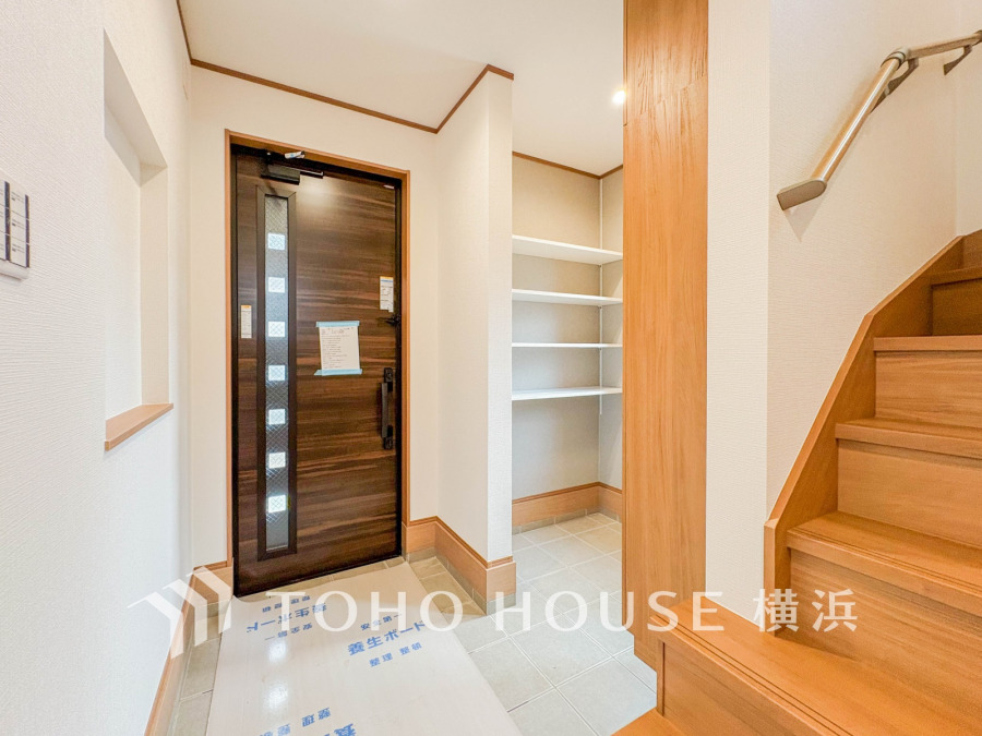 豊富な収納を確保した玄関スペース。落ち着いた色を基調としていて、上質感のある空間です。