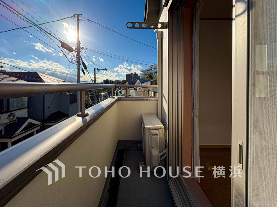 ずっと太陽を感じる事ができるのは、遮るものが視界に無いから。彼方に広がる風景が絵画のように広がります。