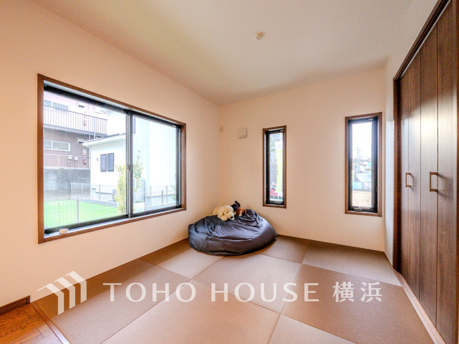 LDKにはお洒落な畳スペースがございます。ゆったり足を延ばして寛いだり、お子様の遊びやお昼寝・読書を楽しんだり。あると嬉しいほっと落ち着ける空間になりそう。