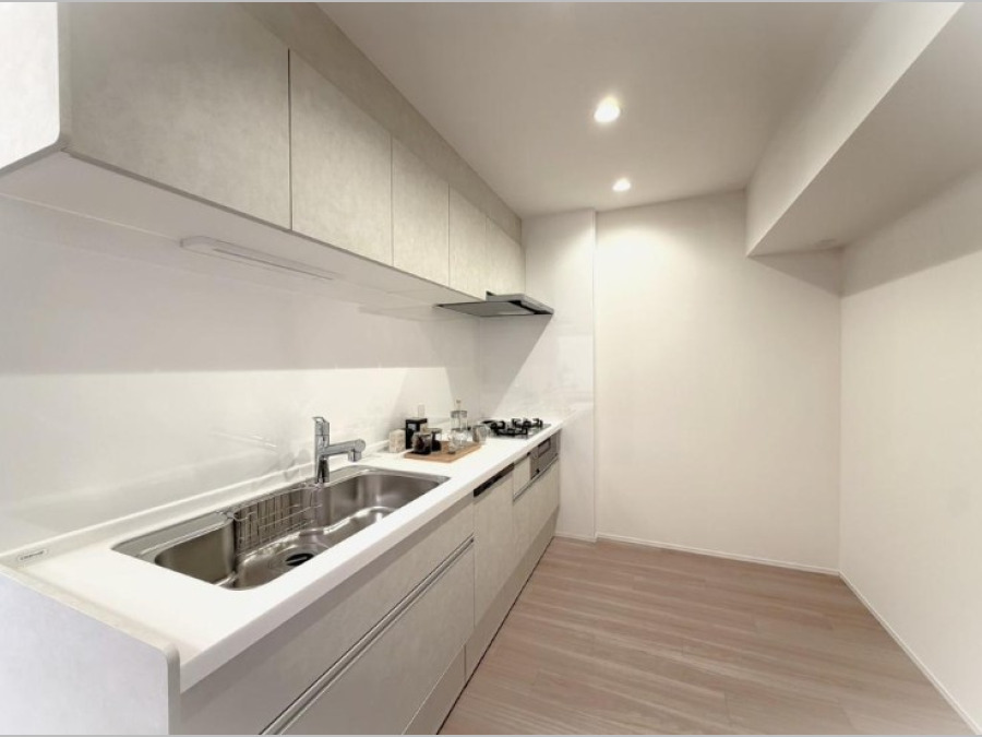 清潔感あふれるホワイト基調のキッチン。広々とした空間で快適にお料理が楽しめます。収納も充実しています。