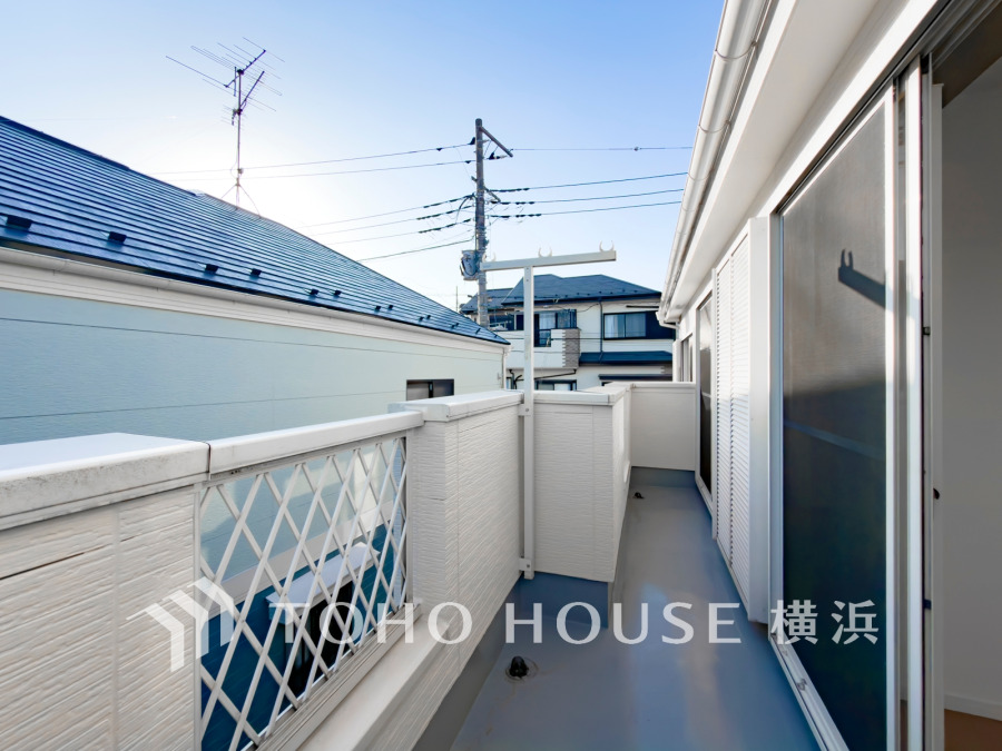 陽光とそよ風に触れることができる南向きの明るいバルコニー。
