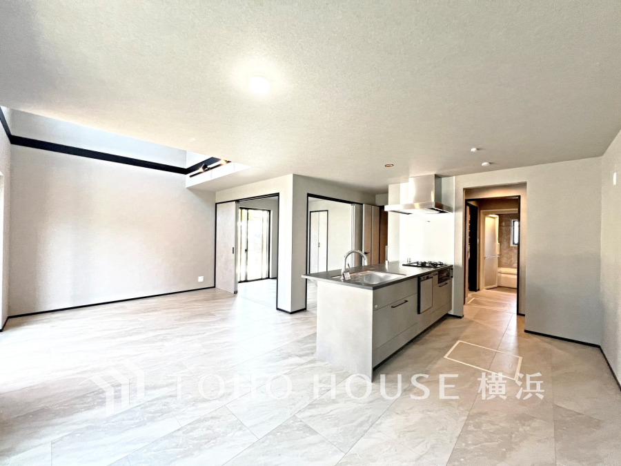 広々としたリビングダイニングは、シックでモダンな内装。落ち着いた雰囲気に包まれて、伸びやかな空間の中で、ゆったりと家族団らんのひとときを過ごせます。