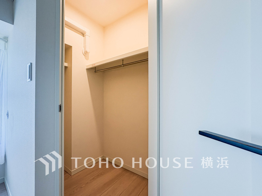 ウォークインクローゼットは家族みんなの衣類が収納できるよう広めに設計してあります。