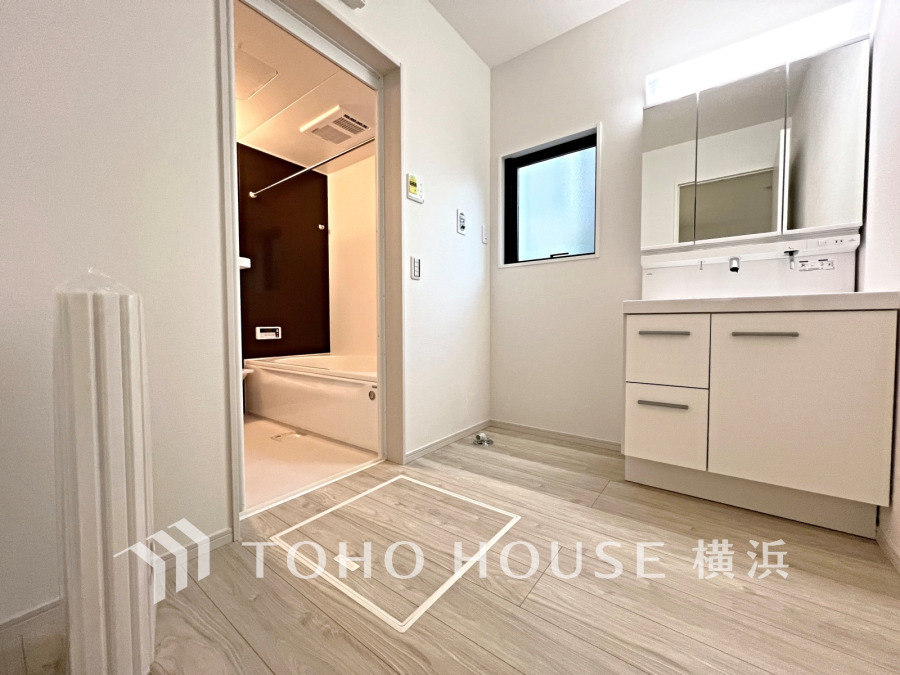 脱衣スペースを含む空間はゆとりの広さを設け、また洗面化粧台にも収納スペースを設ける事により、散らかりやすい洗面スペースをスッキリ保てます。