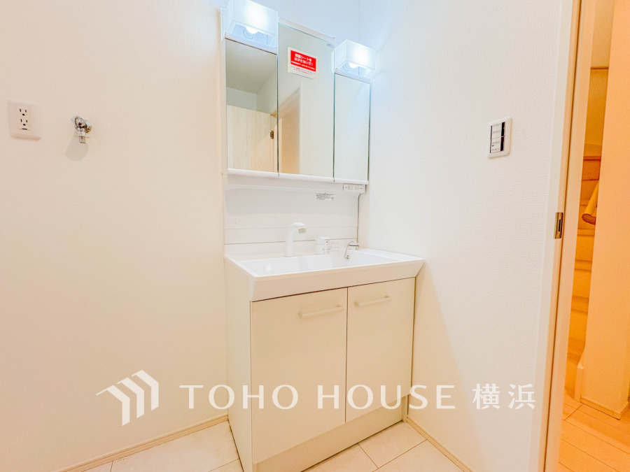 十分な大きさの洗面台は収納もさる事ながら、身だしなみチェックや歯磨きなど、朝の慌ただしい時間でもホテルライクなスペースで余裕とゆとりを感じて頂けます。