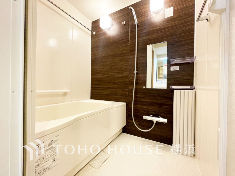 上質が感じられる質感とカラーリングで、清潔な空間美を実現。一日の疲れが癒される優雅なバスタイムを堪能できるゆとりあるバスルームです。