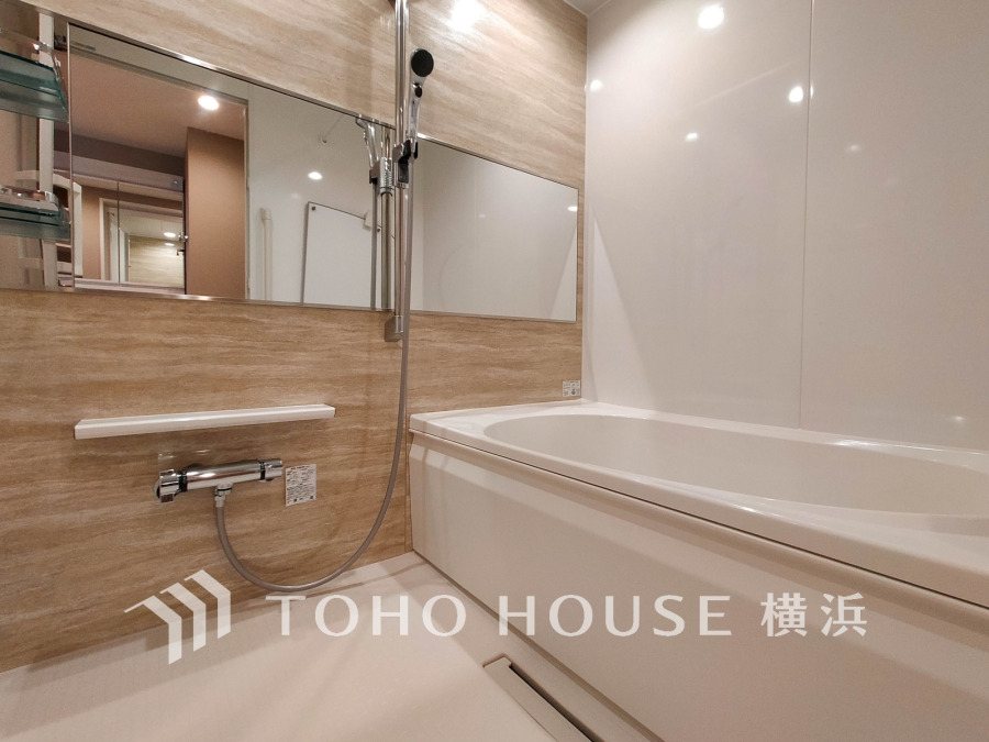 心地よいリラックスを叶える清潔感溢れる美しい空間。快適で機能的なバスルームです。
