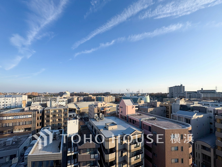 手を伸ばせば、ふれることが出来そうな環境が、そのままインテリアになったような印象です。その豊かな眺望にふさわしい空間には、通風・採光にも優れ、心地よい光と風があふれています。