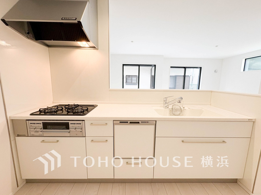 リビングダイニングとの一体感を感じられる対面式キッチン。ハイセンスな空間を豊かに表現する素敵なキッチンで快適にお料理をお楽しみください。