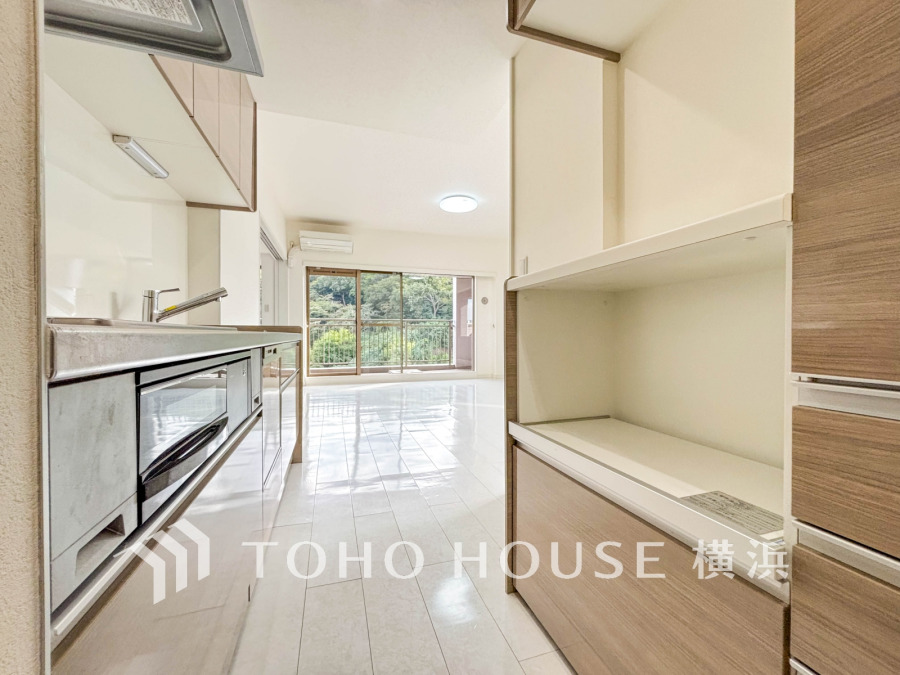 機能性とデザイン性を兼ね備えたシステムキッチン。リビングとの一体感も考慮され、美しい空間が実現。