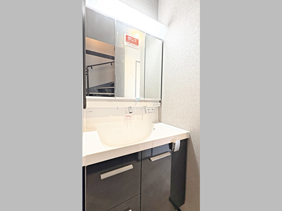 ご家族の1日が始まり、1日の終わりを締めくくる洗面空間。快適に過ごせることはもちろん、気品や優雅さを兼ね備えたパウダールームです。