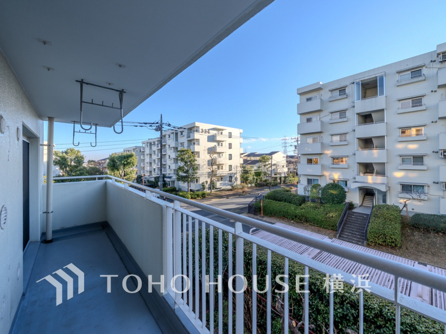 暮らしの中で光と風を演出してくれるバルコニー、見事なまでの開放的な空間を演出しながら、プライベート性も確保された空間は我が家の自慢。