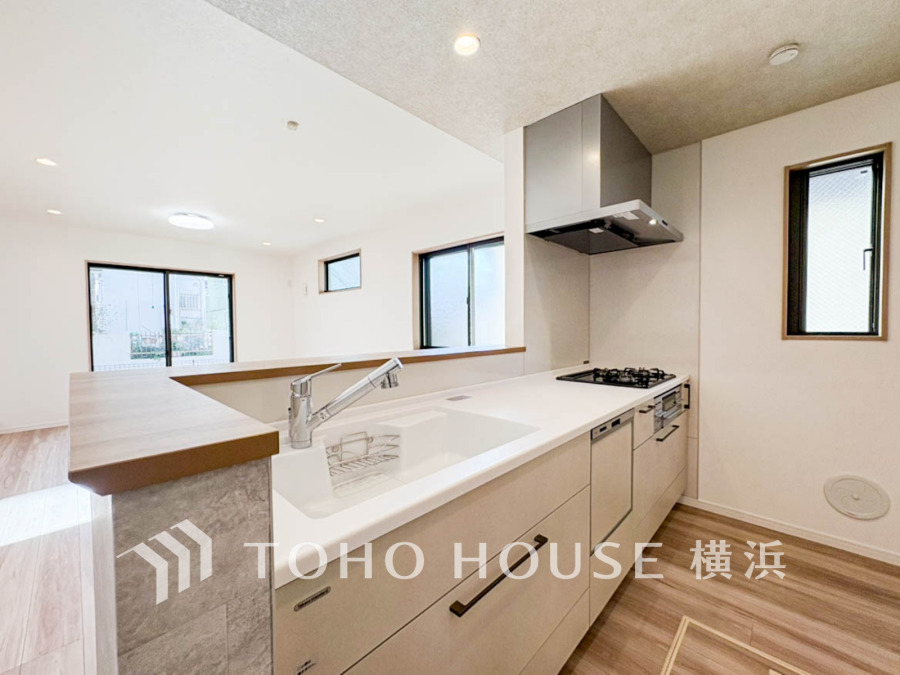 ご家族みんなで調理ができる位のスペースを実現したキッチン空間となっております。みんなで作った料理を召し上がりながらの会話は、どのような物になるのでしょうか。