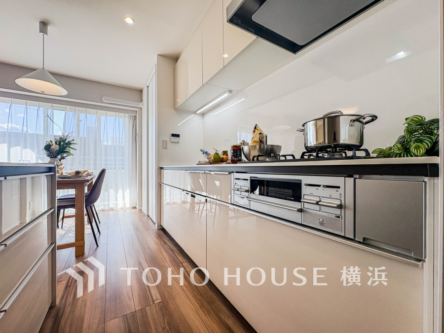 陽光が差し込む明るいキッチンは、家族の笑顔が集まる場所。対面式で、お子様を見守りながら料理を楽しめます。充実の設備で家事もスムーズに。