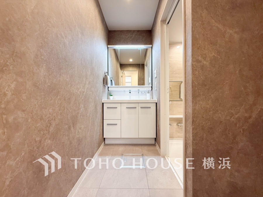 新規交換された洗面化粧台は美しく使いやすい機能が備えられています。