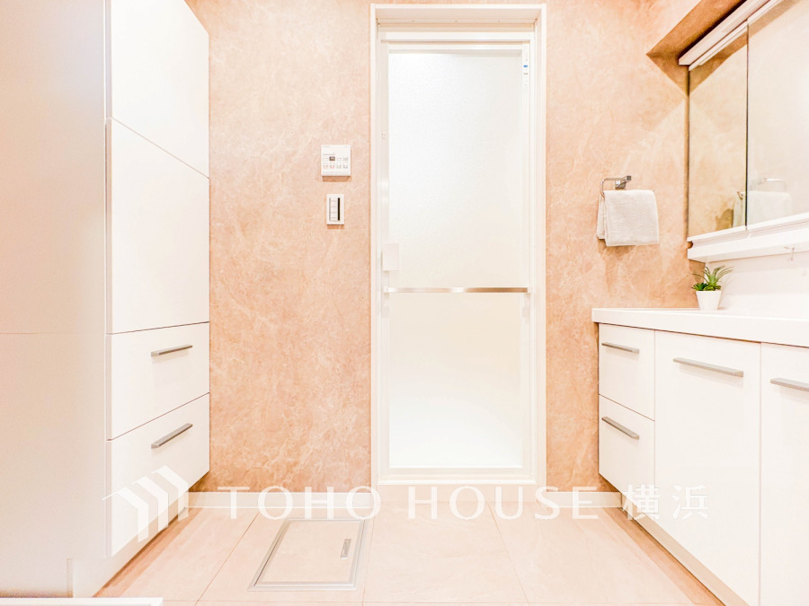 明るく清潔感あふれる洗面室。収納豊富で使いやすく、快適な毎日をサポートします。