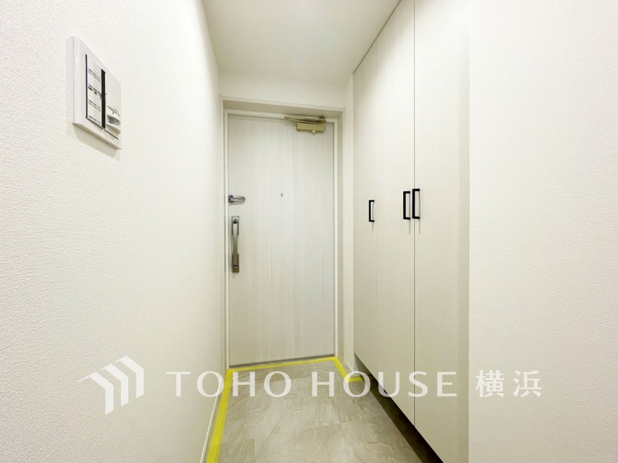 白を基調とした上質感漂う玄関と廊下。居住者の帰り、訪れる方を優しく迎える・安らぎに満ちた生活空間を予感させる。健やかな暮らしを楽しめそう。