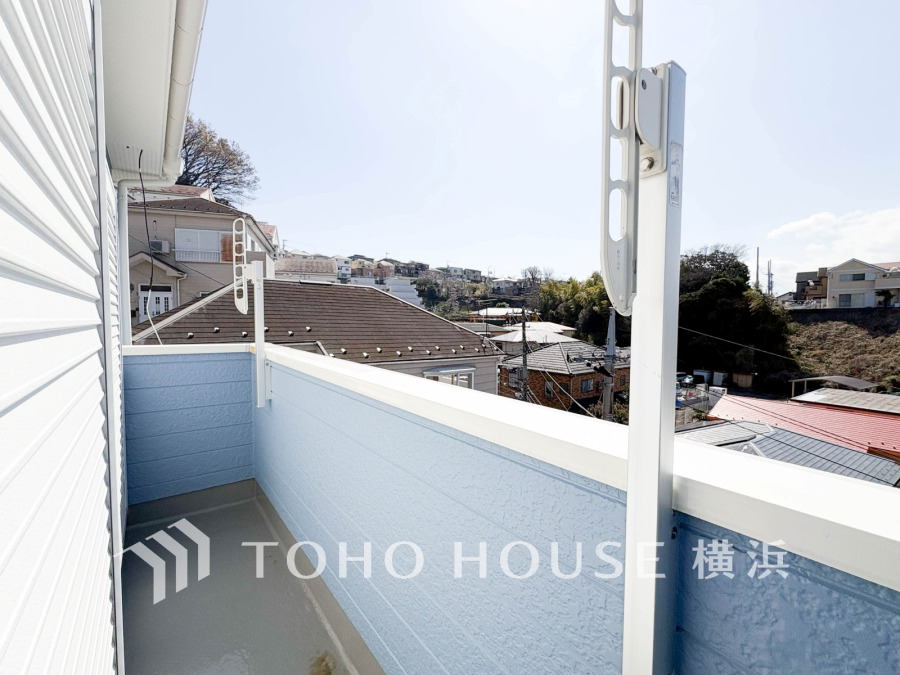 ずっと太陽を感じる事ができるのは、遮るものが視界に無いから。彼方に広がる風景が絵画のように広がります。