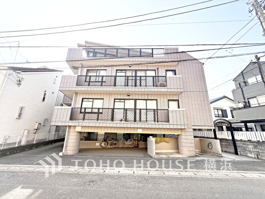 閑静な住宅街に立つ、陽当たり良好な４階建てマンション。最上階のゆとりあるお住まいです。