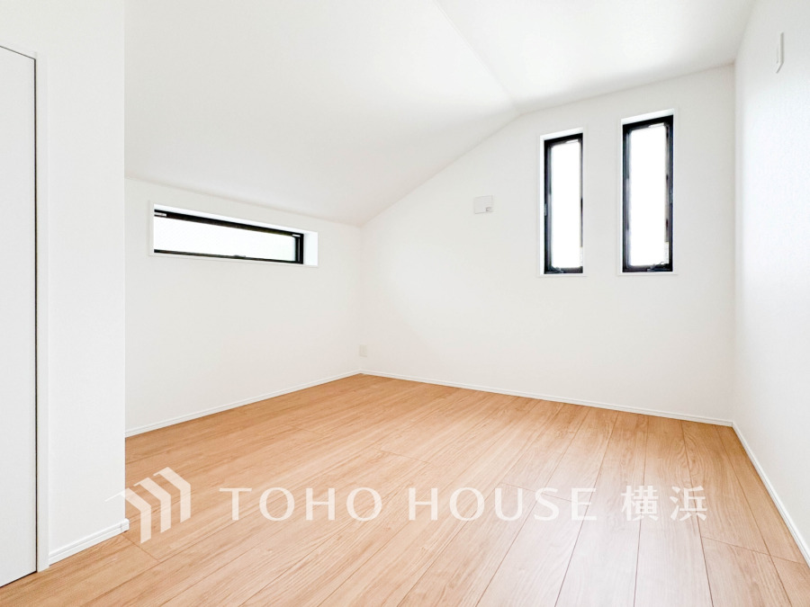 大きな窓からは快適な光を取り入れ、通気性能を上げる事で居心地の良い空間を演出します。多くの時間を過ごす住まいだからこそ、いつも快適な場所であるように心掛けています。