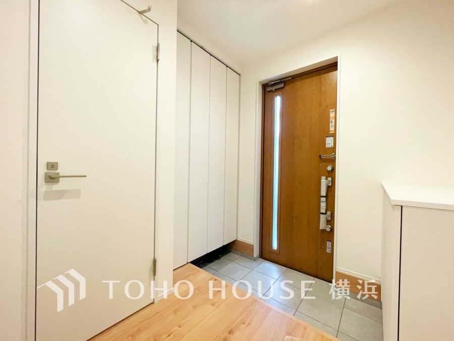 上質感漂う玄関と廊下。居住者の帰り、訪れる方を優しく迎える・安らぎに満ちた生活空間を予感させる。健やかな暮らしを楽しめることでしょう。