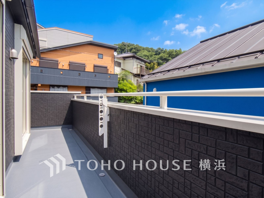 2部屋にまたがる南東向きの明るいバルコニーは、出幅をたっぷりととった広々空間。