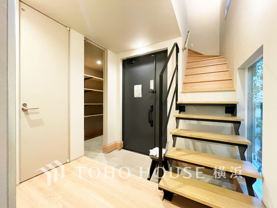 自然光が差し込む明るい玄関。大容量の収納スペース付き。オープン階段で開放感とゆとりある玄関です。