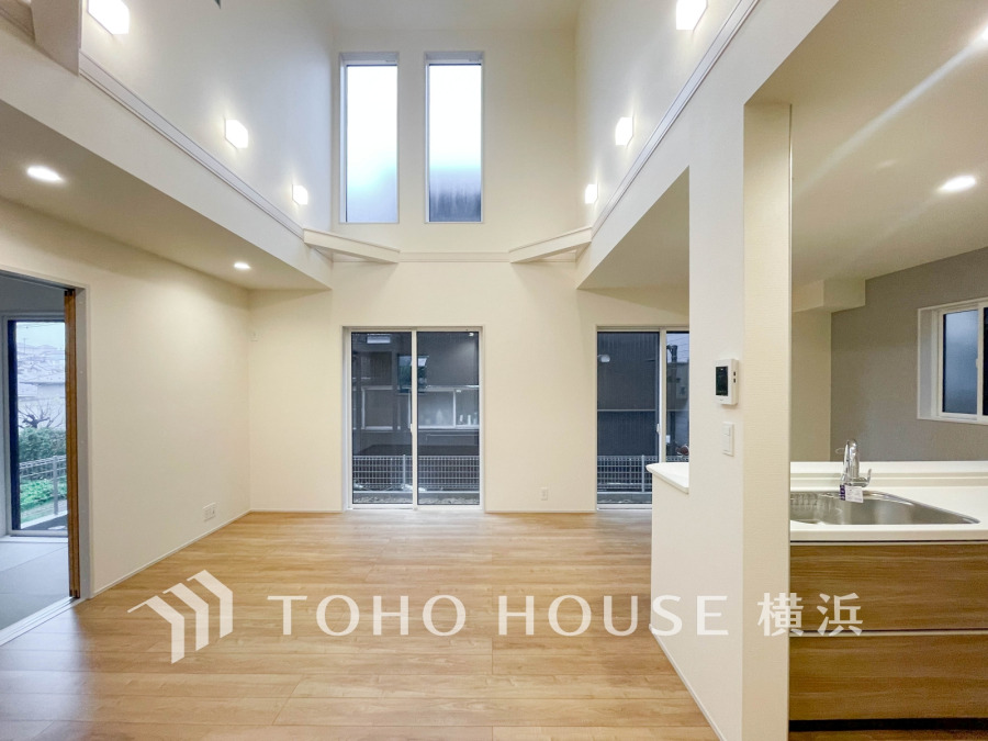 広々としたリビング・ダイニングは、光が広がるシンプルさがお洒落な内装。落ち着いた雰囲気に包まれて、伸びやかな空間のなかで、ゆったりと家族団らんのひとときを過ごせます。