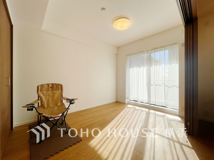 バルコニーに面した明るい洋室。穏やかな陽射しが、ゆったりとした寛ぎの時間を包みます。
