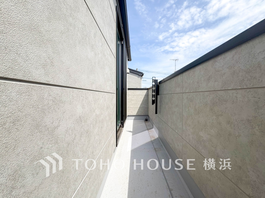 南向きのバルコニーが、暮らしの中での光と風を演出してくれています。見事なまでの開放的な空間をお楽しみください。