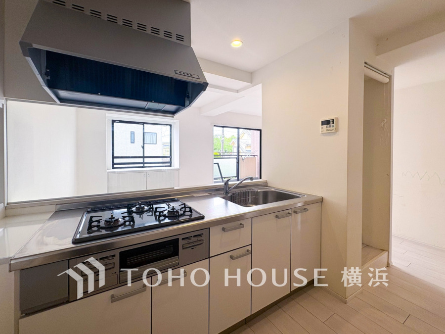 新規交換された清潔感溢れるシステムキッチン。リビングが見渡せる対面式キッチンです。
