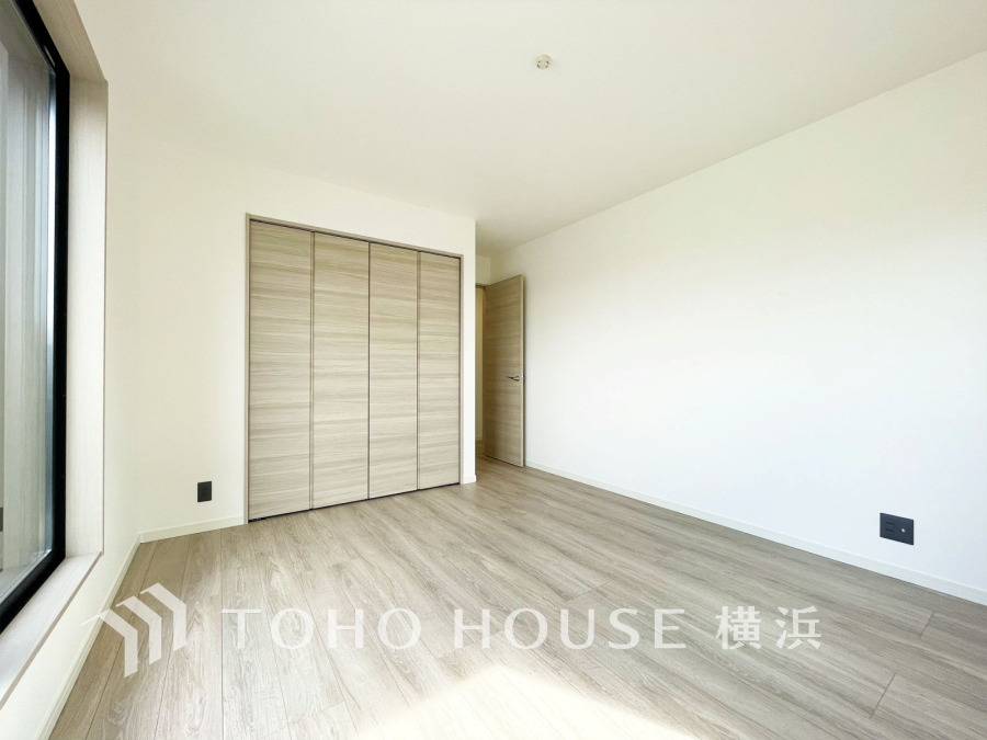 晴天の輝きと共に差し込む暖かな陽射しを愉しむことのできる空間。時には雨音が刻むリズムとハーモニーに耳を澄まし、煌く星空を眺める、そんな日常がここにあります。