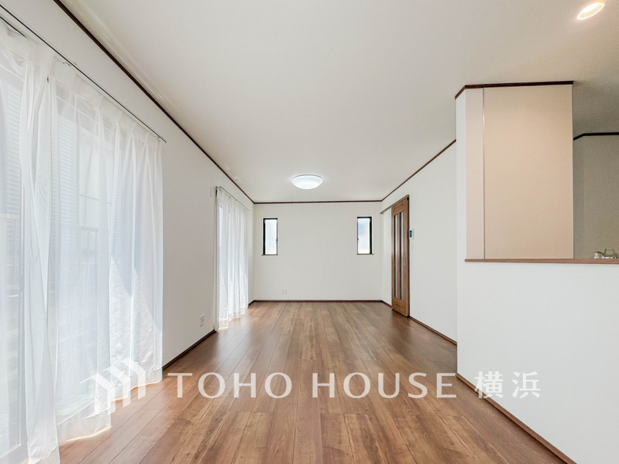 広く取られた窓からたっぷりと光が入る明るい空間。18.12帖の広々としたLDKです。
